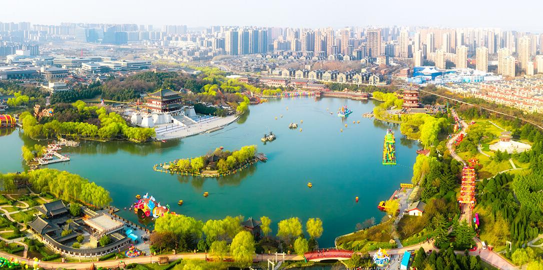 A park with a lake in the middle of the city